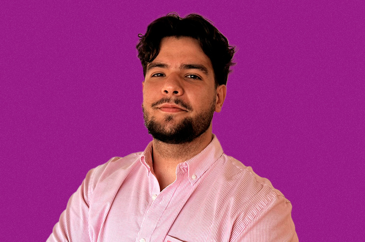 Fotografia de  Trainee – Estratégia de Desenvolvimento de Negócio - David Ferreira sobre fundo roxo